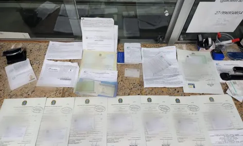 
          Imagem ilustrativa da imagem Suspeitos de aplicar golpes no INSS são presos com documentos falsos no ES
          