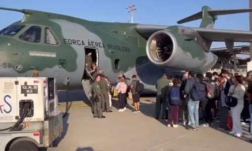 
          Imagem ilustrativa da imagem Terceira aeronave da FAB decola de Tel-Aviv com 69 brasileiros repatriados
          