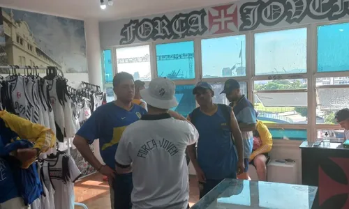 
          Imagem ilustrativa da imagem Torcedores do Boca se reúnem com organizadas do Vasco em São Januário
          