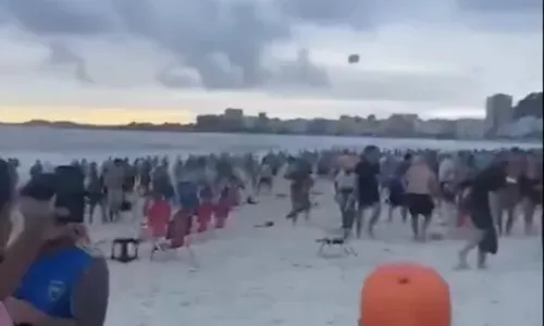 
          Imagem ilustrativa da imagem Torcedores do Fluminense e Boca Juniors brigam na praia de Copacanaba
          