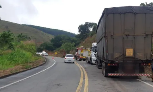 
          Imagem ilustrativa da imagem Três pessoas morrem em acidente entre carro e carreta na BR-259 no ES
          