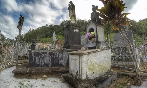 
          Imagem ilustrativa da imagem Túmulos centenários atraem turistas em cidades do ES
          