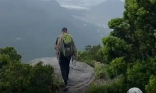 
          Imagem ilustrativa da imagem Turista registra momento em que guia é atingido por um raio no RJ
          