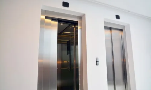 
          Imagem ilustrativa da imagem Turistas passam mal após ficarem quase 2h presos em elevador de hotel no CE
          