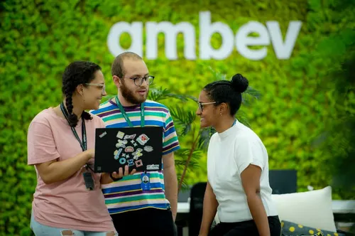 
          Imagem ilustrativa da imagem Últimos dias para se inscrever nos programas de trainee e estágio da Ambev
          