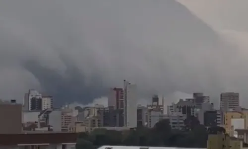
          Imagem ilustrativa da imagem VÍDEO | Chuva no Rio Grande do Sul: nuvem "engole" cidade gaúcha e dia vira noite
          