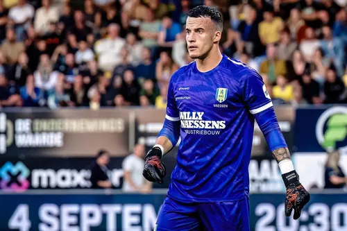 
          Imagem ilustrativa da imagem VÍDEO | Goleiro desmaia após levar pancada na cabeça e partida do Ajax é suspensa
          