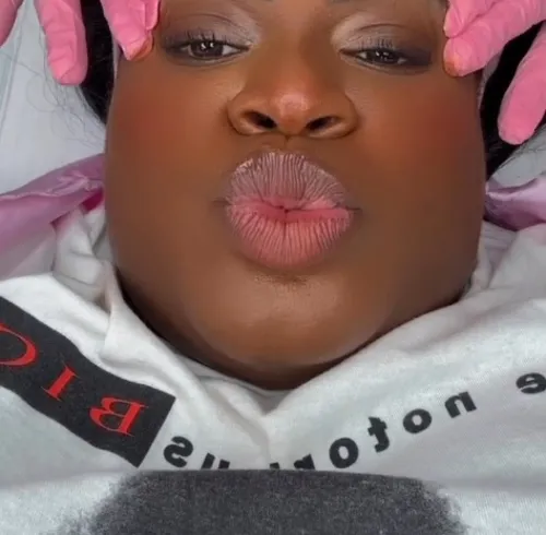 
          Imagem ilustrativa da imagem VÍDEO | Jojo Todynho gasta R$ 8 mil em alisamento de sobrancelhas. Veja como ficou
          