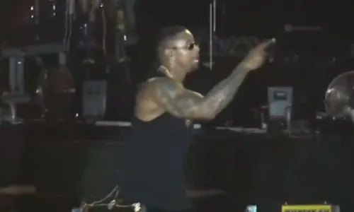 
          Imagem ilustrativa da imagem VÍDEO | Leo Santana perde a paciência e xinga "fã" durante show
          