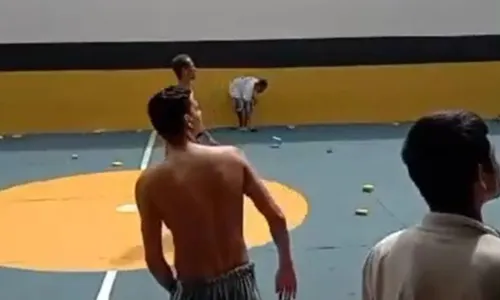 
          Imagem ilustrativa da imagem VÍDEO | Presos gravam 'chuva de drogas' em presídio de segurança máxima
          