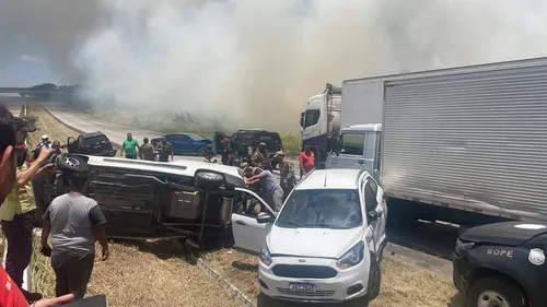 
          Imagem ilustrativa da imagem VÍDEO: Veja imagens do acidente envolvendo 10 veículos na BR 232
          