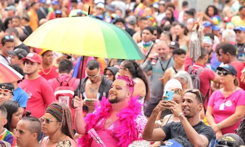 
          Imagem ilustrativa da imagem Vai ter uma gay nordestina PhD na Califórnia, diz Gil do Vigor em parada LGBTQIAP+
          