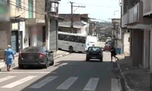 
          Imagem ilustrativa da imagem Vendedora é agredida pelo namorado e desmaia em briga por conta de decote de blusa
          