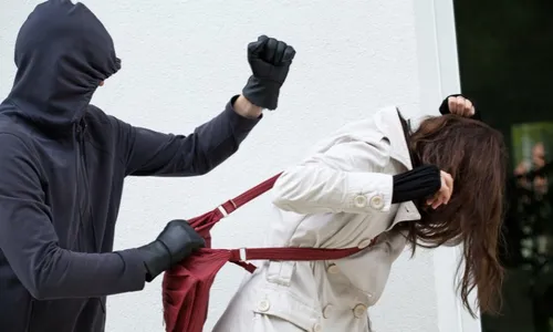 
          Imagem ilustrativa da imagem Vendedora se livra de assalto após perceber que arma era falsa
          