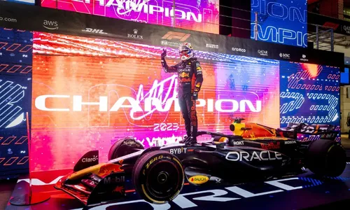 
          Imagem ilustrativa da imagem Verstappen é tricampeão mundial de Fórmula 1 em corrida sprint caótica
          
