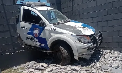 
          Imagem ilustrativa da imagem Viatura sofre acidente e quebra muro de supermercado durante perseguição no ES
          