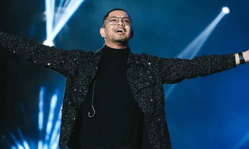 
          Imagem ilustrativa da imagem Vídeo mostra cantor Pedro Henrique passando mal em show antes de morrer
          