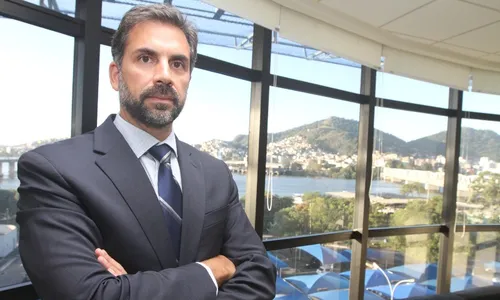 
          Imagem ilustrativa da imagem Vigaristas usam muleta e até simulam a morte para enganar o INSS
          