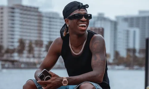 
          Imagem ilustrativa da imagem Vini Jr diz que luta contra o racismo é para que jovens sofram menos
          