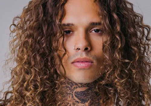 
          Imagem ilustrativa da imagem Vitão afirma que adoece a cada dia por comentários de haters: 'Odeio vocês'
          