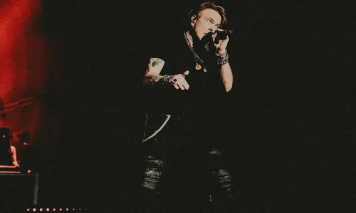 
          Imagem ilustrativa da imagem Vocalista do Guns N' Roses nega acusações de agressão sexual
          