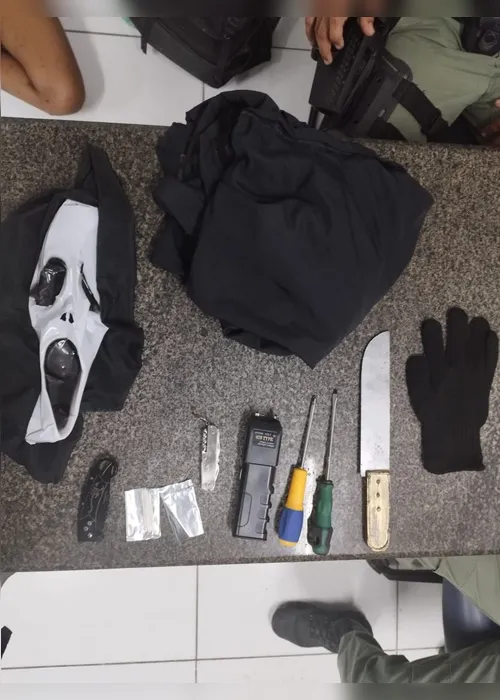 Imagem ilustrativa da imagem Aluno com fantasia de Haloween e facão falso causa tumulto e é preso