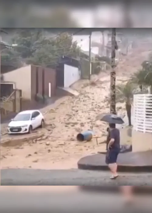 Imagem ilustrativa da imagem Após deslizamento de terra em SC, rua vira "rio de lama"