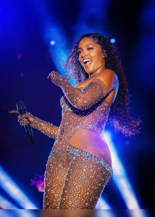 Imagem ilustrativa da imagem Cantora Iza pausa show após início de incêndio em festival