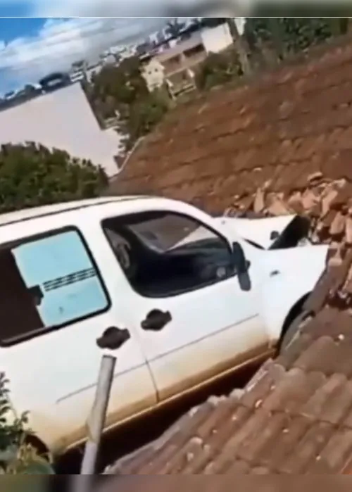 Imagem ilustrativa da imagem Carro desgovernado desce ladeira e acerta telhado de casa no Noroeste do ES