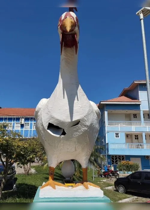 Imagem ilustrativa da imagem Estátua da Galinha, símbolo de cidade do ES, é alvo de vandalismo