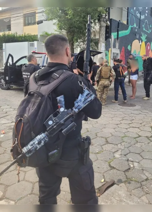 Imagem ilustrativa da imagem Fuzil é apreendido durante operação que mira facção criminosa de morro de Vitória