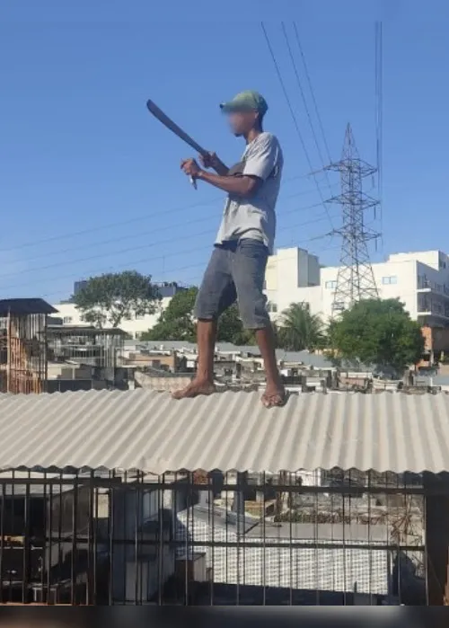 Imagem ilustrativa da imagem Homem armado com facão sobe em túmulo e ameaça funcionários de cemitério no ES