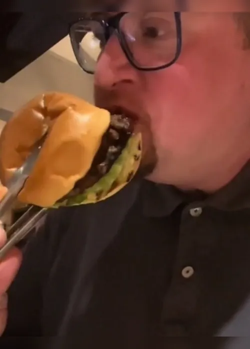 Imagem ilustrativa da imagem Homem viraliza ao postar vídeo comendo com pregador de metal