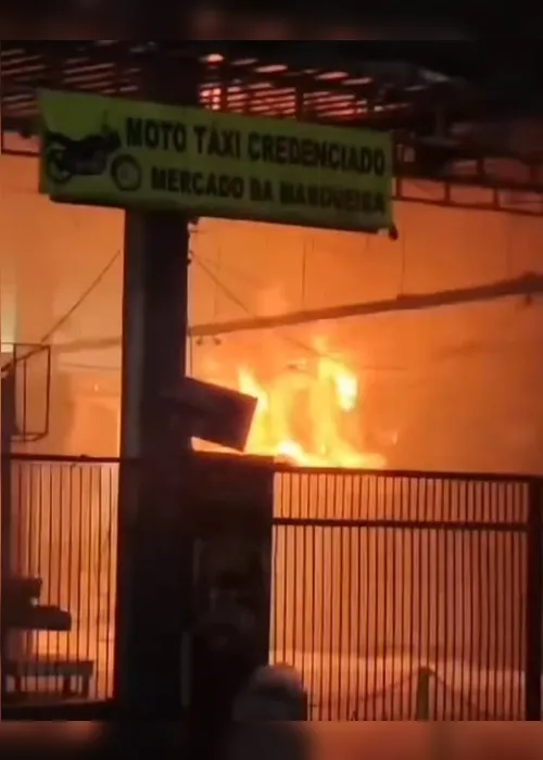 Imagem ilustrativa da imagem Incêndio atinge Mercado das Mangueiras, em Prazeres, na noite desta terça