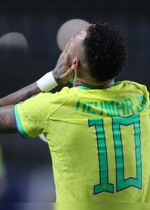 Imagem ilustrativa da imagem Neymar lamenta grave lesão e se ampara em apoio da família: "Sei que sou forte"