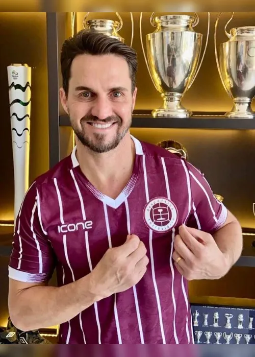 Imagem ilustrativa da imagem Sávio Bortolini: história do ex-jogador da Desportiva e Fla se torna livro