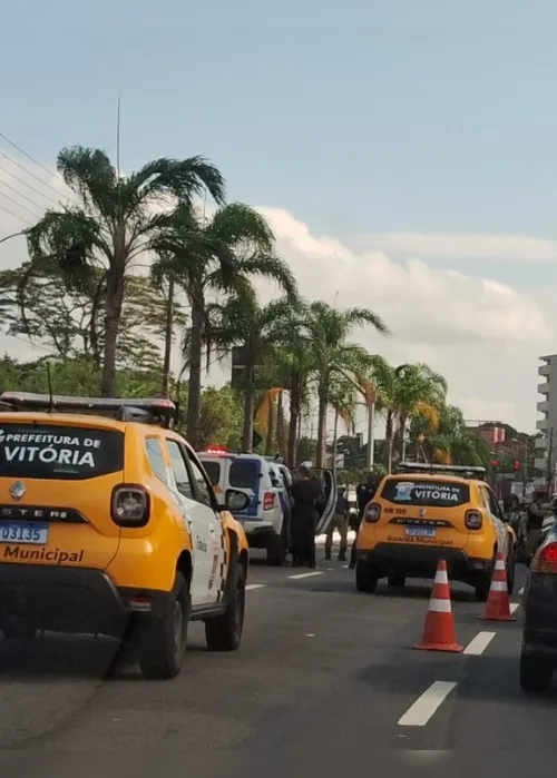 Imagem ilustrativa da imagem Três feridos em acidente com capotamento na avenida Fernando Ferrari