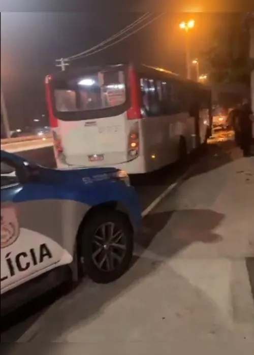 Imagem ilustrativa da imagem Três pessoas ficam feridas após criminosos jogarem bomba em ônibus