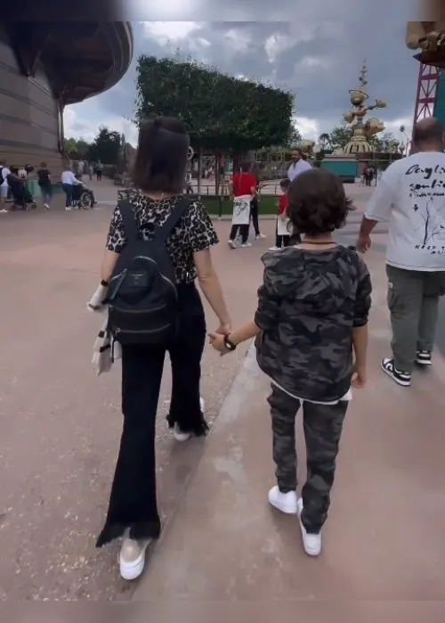 Imagem ilustrativa da imagem VÍDEO | Sandy faz rara aparição com o filho Theo, de oito anos