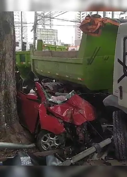 Imagem ilustrativa da imagem VÍDEO: Acidente grave entre um caminhão da prefeitura e um carro deixa dois mortos