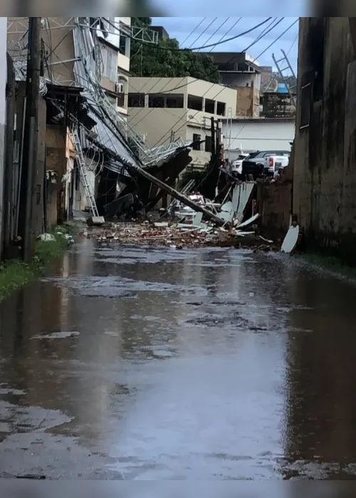Imagem ilustrativa da imagem VÍDEOS | Temporal deixa casas destelhadas e causa prejuízos em Colatina