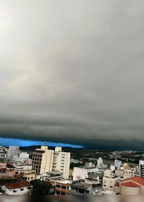 Imagem ilustrativa da imagem VÍDEOS | Temporal deixa casas destelhadas e causa prejuízos em Colatina