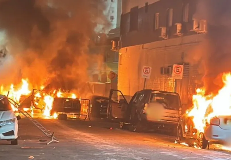 Torcedores colocaram fogo em veículos nos arreadores da Vila Belmiro