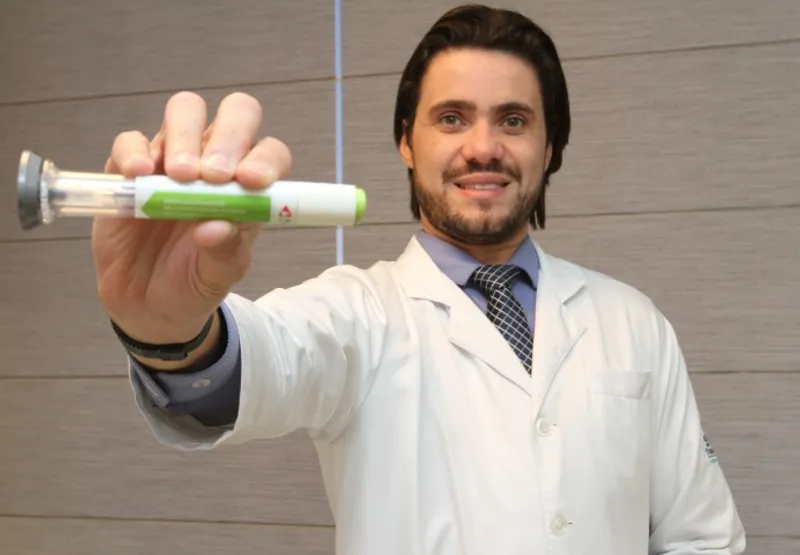 O cirurgião e nutrólogo Roger  Bongestab mostra remédio em forma de caneta injetável para tratar obesidade