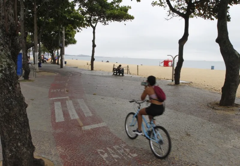 Jovem anda de bike no calçadão da Praia da Costa, em Vila Velha: região irá  contar com estação de aluguel