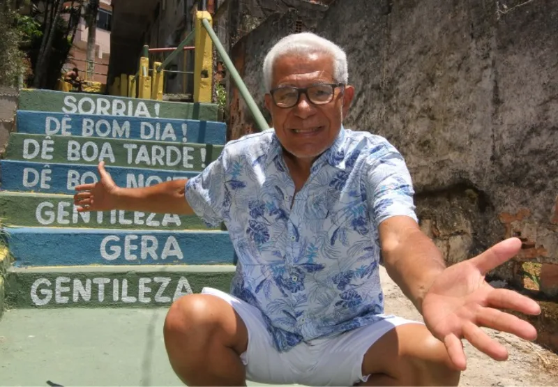 Raimundo de Oliveira e a Escada da Gentileza, criada por ele há 25 anos no Morro dos Alagoanos