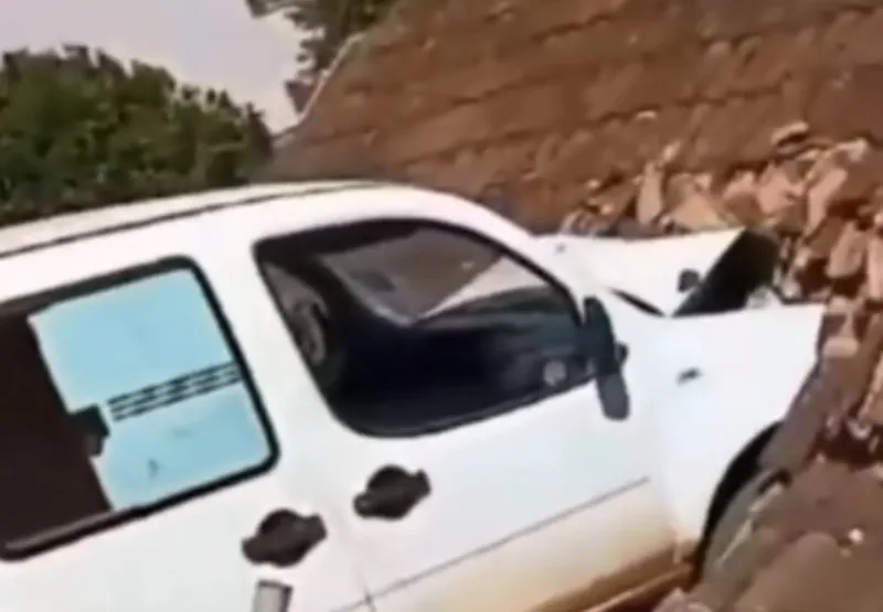 O veículo da prefeitura acertou o telhado de uma casa em Vila Valério