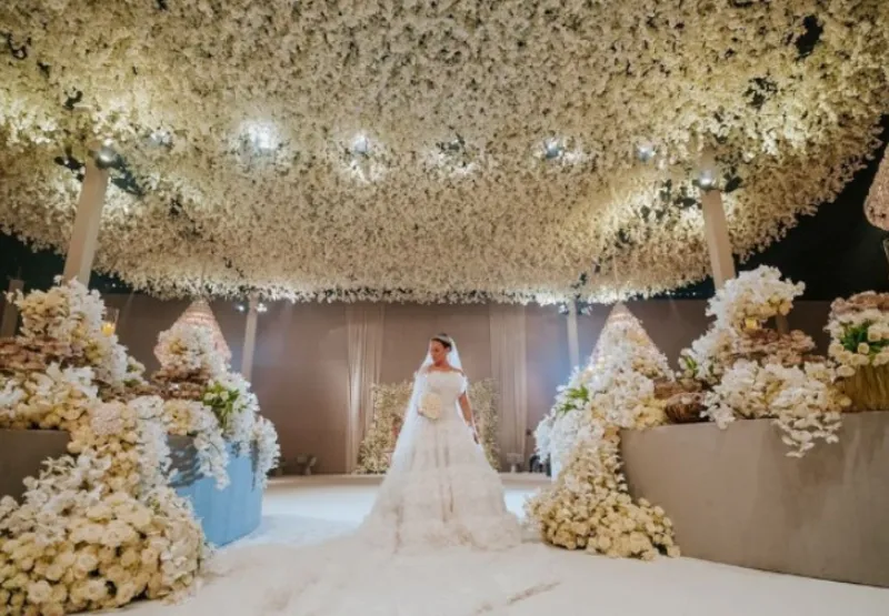 Foram cerca de 250 mil rosas brancas, 3 mil vasos de orquídeas e 5 mil tulipas usadas para a decoração do teto e do salão
