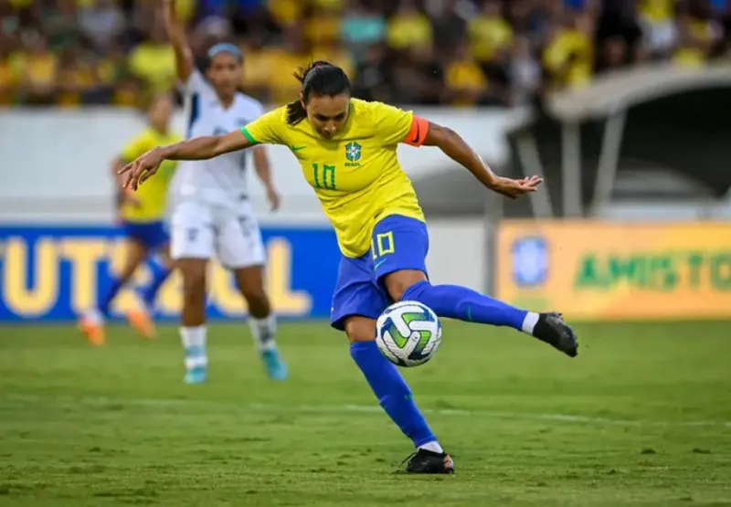 Vantagem brasileira foi ampliada aos 39 minutos, com Marta, que aproveitou sobra de bola para finalizar