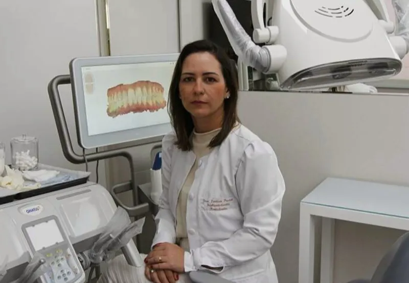 A cirurgiã-dentista Larissa Pavesi destaca que o câncer de boca em fase inicial não causa dor